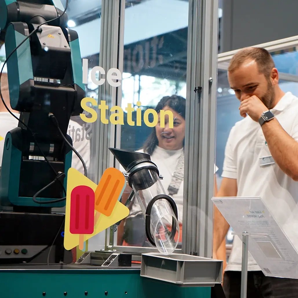Die Horst Eiszelle, bei der ein Horst Roboter Eis aus der Kühltruhe entnimmt.