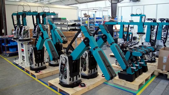 HORST Roboter die in einem Lagerraum aufgereiht sein