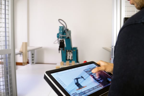 Der Digital Robot HORST im Einsatz von Studierenden der Hochschule Offenburg.