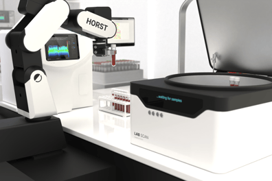 HORST-Roboter entnimmt ein Probenröhrchen und übergibt es an ein LabScan- System zur Analyse.