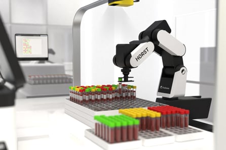  Robotergestützte Sortierung von Probenröhrchen in verschiedenen Racks für den weiteren Workflow.
