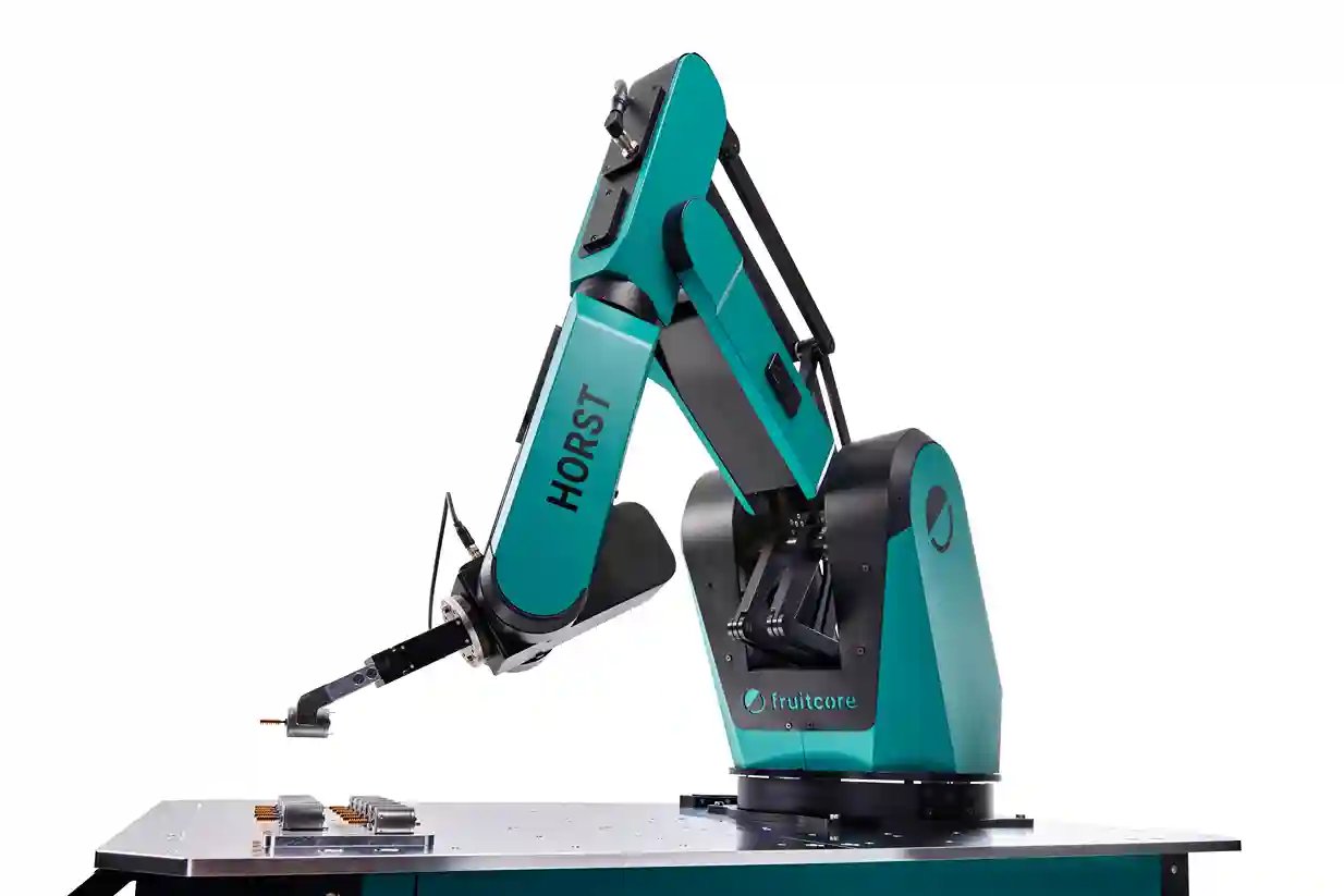 HORST1000 Roboter dessen Arm mit einem Greifer ausgestattet ist und kleine Teile aufhebt