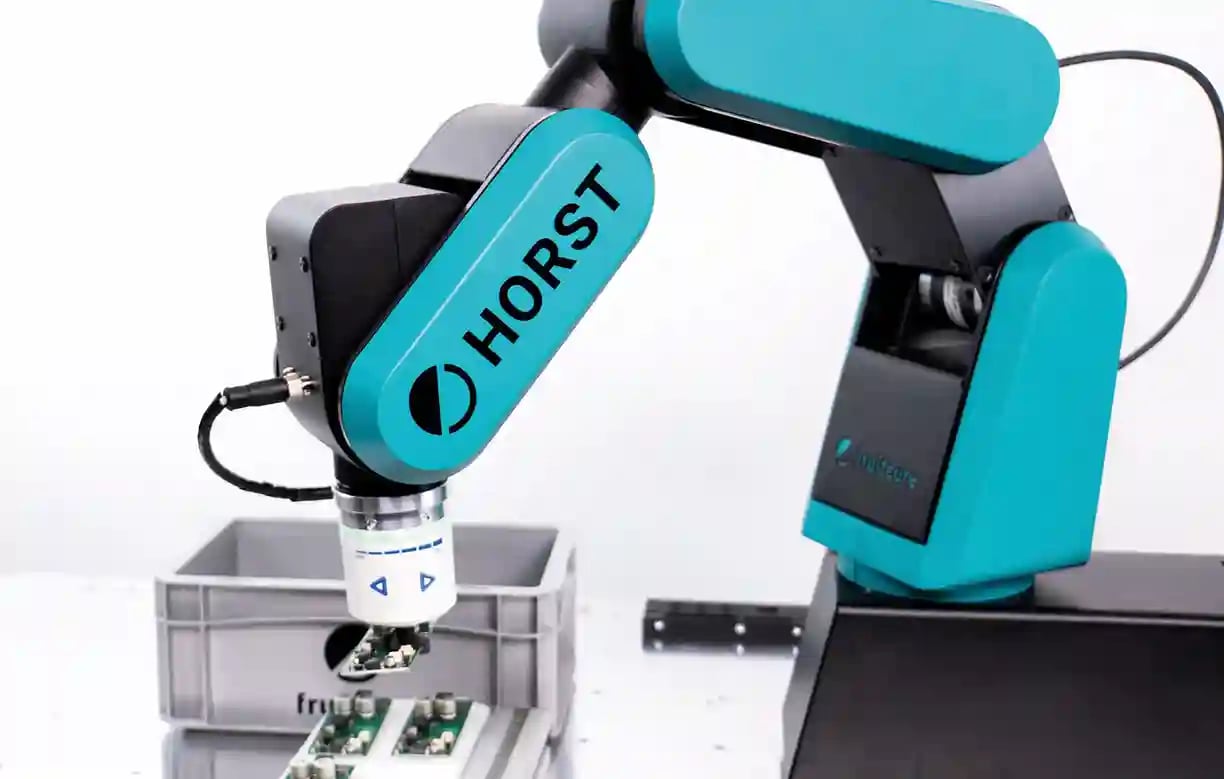 HORST600 Roboterarm hat etwas rechteckiges in seinem Greifer 