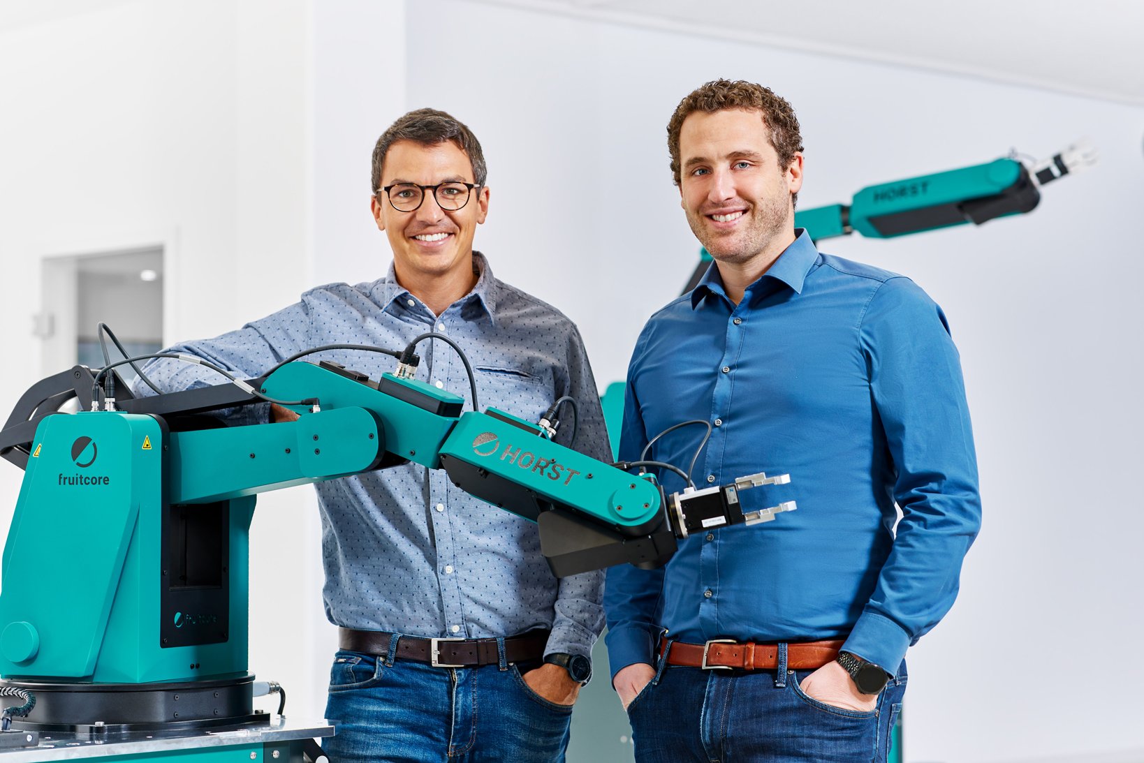 Die Geschäftsführung von fruitcore robotics mit dem Digital Robot HORST.