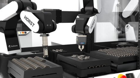 Zwei Industrieroboter vom Typ HORST 600 automatisieren die Bestückung und Entnahme von Metallbauteilen in einem CNC-Maschinenumfeld. Die Werkstücke sind in präzise angeordneten Trays vorbereitet.