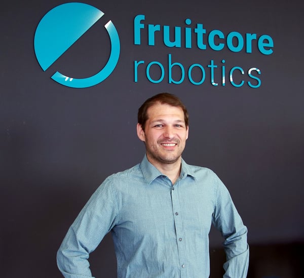 Johannes Füßl gehört seit frühen Tagen zum Team von fruitcore robotics und verbindet als ausgebildeter Mechaniker technisches Knowhow mit einem tiefen Verständnis für die Steuerung von Prozessen. 