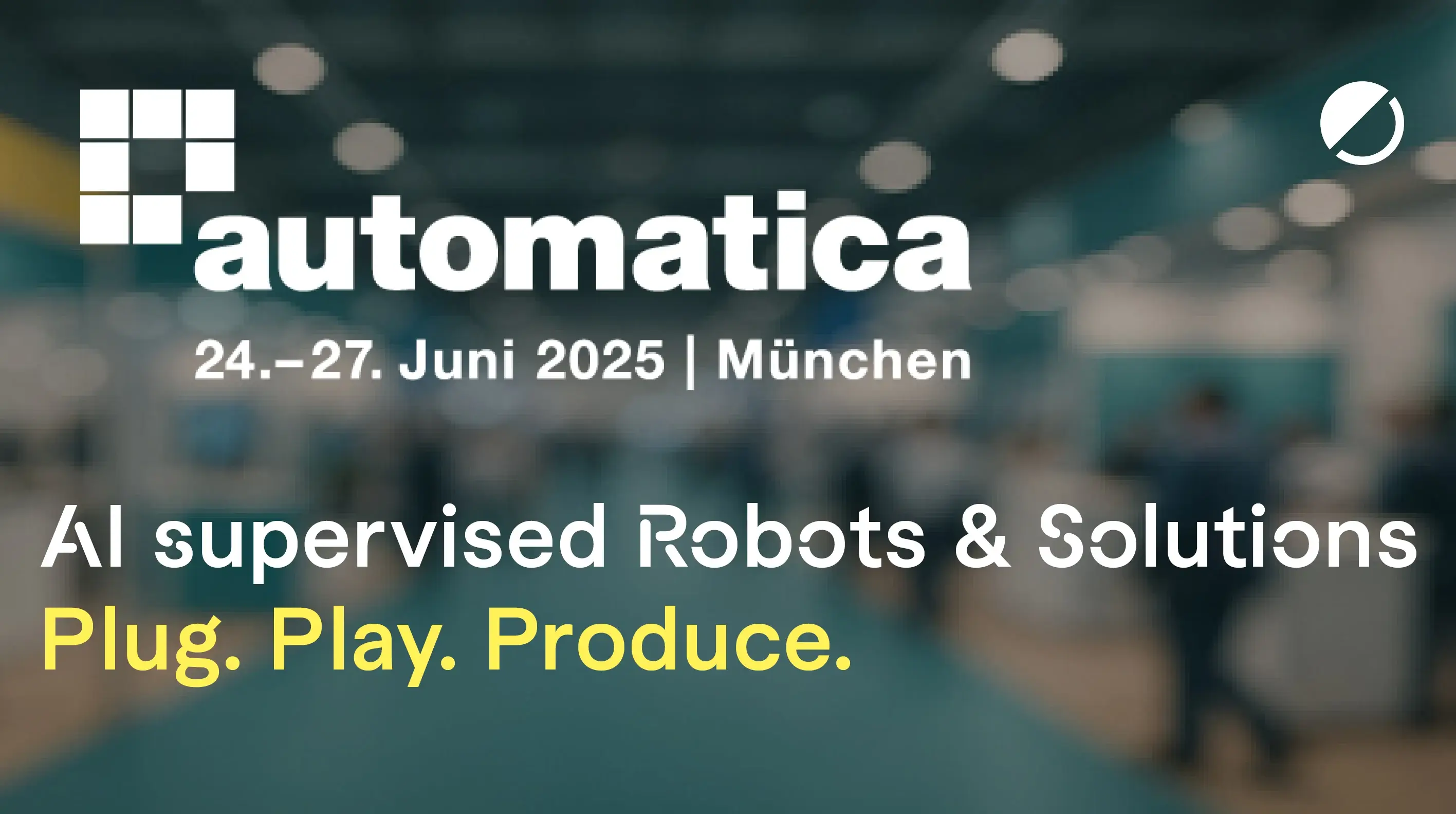 Ankündigung zur automatica 2025 in München vom 24. bis 27. Juni mit dem Slogan „AI supervised Robots & Solutions – Plug. Play. Produce.“ auf unscharfem Messehintergrund. Oben rechts ist das Logo von fruitcore robotics zu sehen.